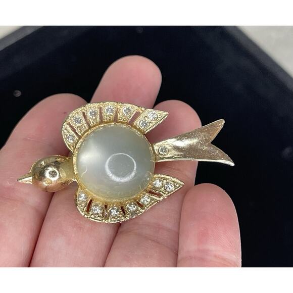 Vintage MCM 1940s Green Jelly Belly Swallow Bird Gold Brooch Pin - Picture 2 of 4